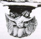 Het kapiteel onder het Christoffelbeeld met de wapenschilden van Kleef-Mark en Gulik-Berg voor het aflogen van de polychromie.
